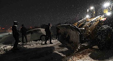 Battalgazi'de karda mahsur kalan araç kurtarıldı