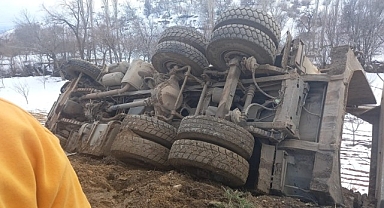 Hafriyat kamyonu şarampole devrildi: 1 yaralı