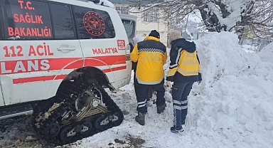 Hasta almaya giderken kara saplanan ambulansı ekipler kurtardı