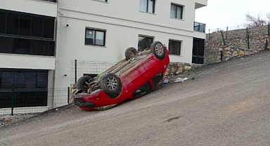 Malatya'da istinat duvarına çarpıp ters dönen araçtaki 1 kişi yarandı
