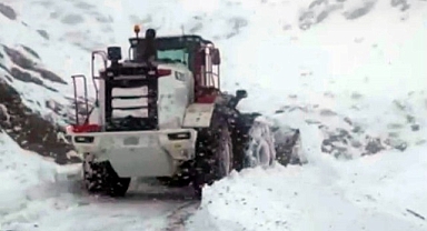 Malatya'da karla kaplı yollar yeniden açılıyor