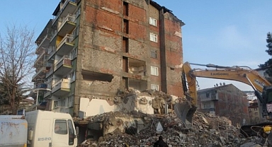 Malatya'da yıkım sırasında hasar gören 6 katlı bina tahliye edildi