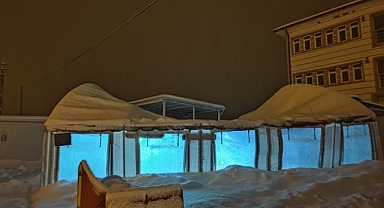 Malatya'nın Akçadağ ilçesinde kar yağışı nedeniyle çadır mescit çöktü