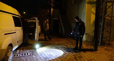 Pencereden girdiği evde husumetlisini silahla yaralayıp kaçtı