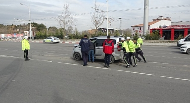 Alkollü sürücü ışıkta bekleyen araçlara çarptı: 1 yaralı