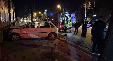 Kontrolden çıkan otomobil duvara çarparak durabildi