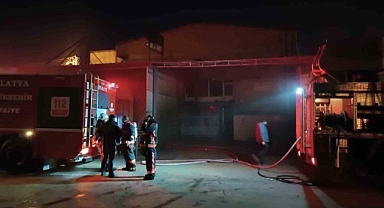 Malatya'da park halindeki 2 araç yanarak kullanılamaz hale geldi