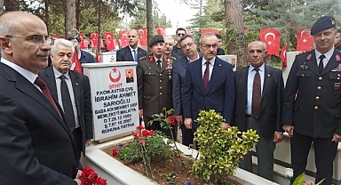 Malatya'da şehitlikte buruk bayramlaşma