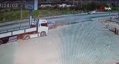 Kontrolden çıkan araç, toprak yığınına çaparak savruldu