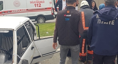Malatya'da çekici ile çarpışan otomobil kağıt gibi ezildi: 8 yaralı