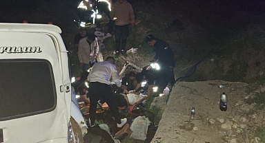 Malatya'da minibüs şarampole yuvarlandı: 8 yaralı