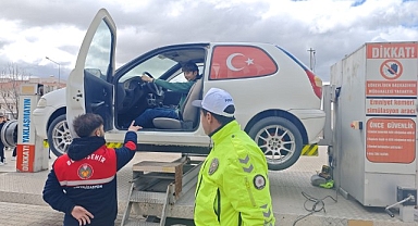 Malatya'da öğrencilere simülasyonla emniyet kemeri farkındalığı