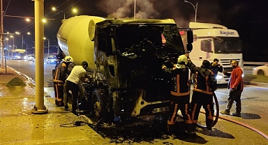Seyir halindeki beton mikseri alev aldı