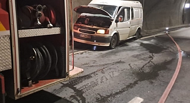 Seyir halindeki minibüs alev aldı