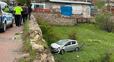 İstinat duvarına çarpan araç bahçeye uçtu: 2 yaralı