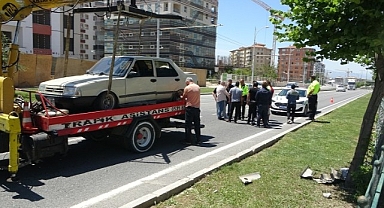 Kamyonun çarptığı otomobil refüje savruldu
