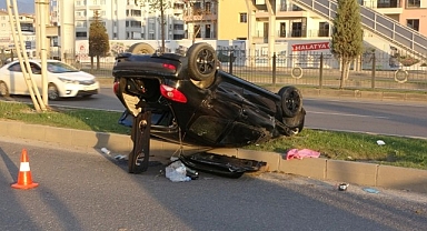 Malatya'da kontrolden çıkan otomobil refüje çarptı: 1 yaralı