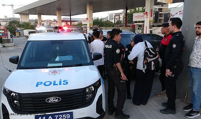 Malatya'da otobüste tartışan 2 kadın indikleri durakta birbirlerini bıçakla yaraladı