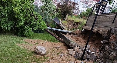 Malatya'da sağanak yağış site duvarını yıktı