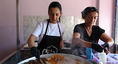 Malatya'nın tek kadın tantuni ustası azmiyle takdir topluyor