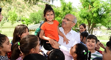 Miniklerin ilk karnesi Başkan Er'in elinden