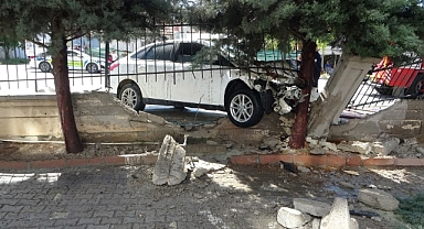 Önce otomobile sonra duvara çarpan araç alev aldı