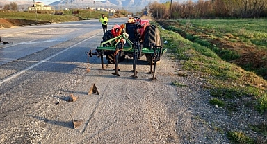 Traktöre arkadan çarpan otomobilde sürücü yaralandı