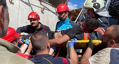 Vinçte fenalaşan operatör itfaiye erleri tarafından indirilerek hastaneye kaldırıldı