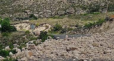 Darende'de heyelan riski nedeniyle yol ulaşıma kapatıldı
