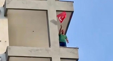 Hasarlı bina yıkımında iş makinesi operatörünün Türk bayrağı hassasiyeti