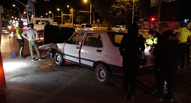 Malatya'da iki aracın karıştığı kazada ortalık savaş alanına döndü: 4 yaralı