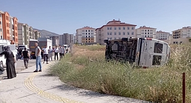 Malatya'da minibüs devrildi: 4 kişi yaralandı