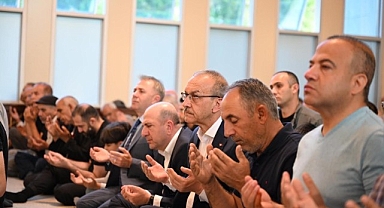 Malatya'da vatandaşlar bayram namazı için camilere akın etti