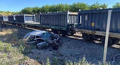 Malatya'da yük treni hemzemin geçitte otomobile çarptı: 5 yaralı