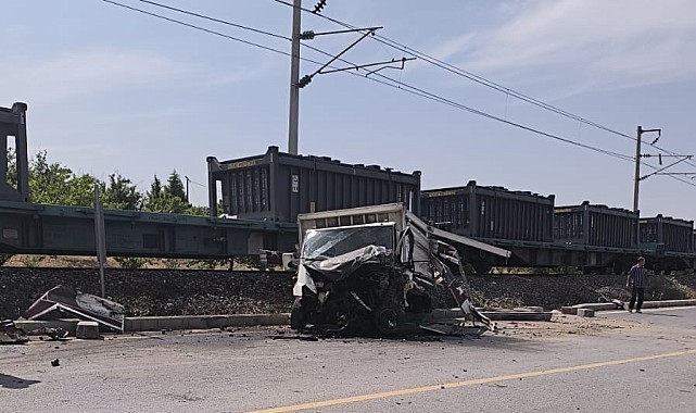 Malatya'da yük treni kamyonete çarptı