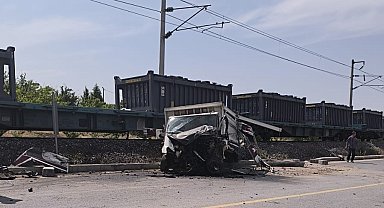 Malatya'da yük treni kamyonete çarptı
