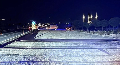 Otomobil yol çalışması alanına düştü, 1 yaralı
