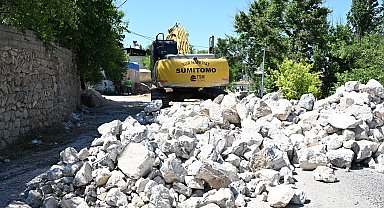 Yeşilyurt'ta taş duvar çalışmalarıyla yollar daha güvenli hale geliyor