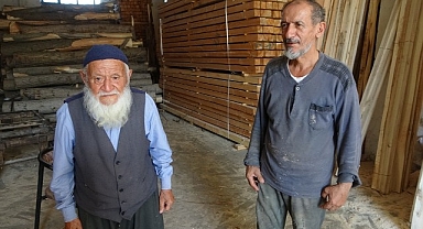 93 yaşındaki marangoz ustası, oğlu ile ağaçlara şekil veriyor