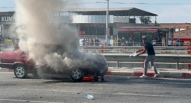 Alev alan otomobilini kendi çabasıyla söndürmeye çalıştı