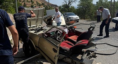 Aydınlatma direğine çarpan Tofaş ikiye bölündü: 1 yaralı