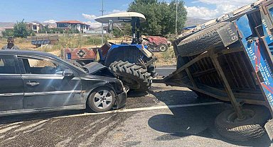 Doğanşehir'de otomobil, traktör römorkuna çarptı: 2 yaralı