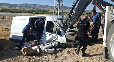 Freni boşalan hafif ticari araç aydınlatma direğine çarptı: 1 yaralı