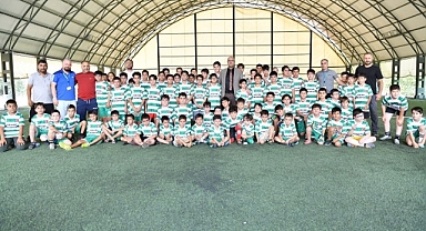 Geleceğin yıldızları Yeşilyurt Belediyesi futbol kursunda yetişiyor