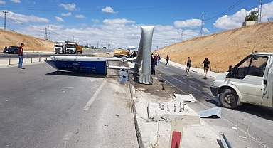 Kontrolden çıkan hafriyat kamyonu yön tabelasına çarptı: 1 yaralı