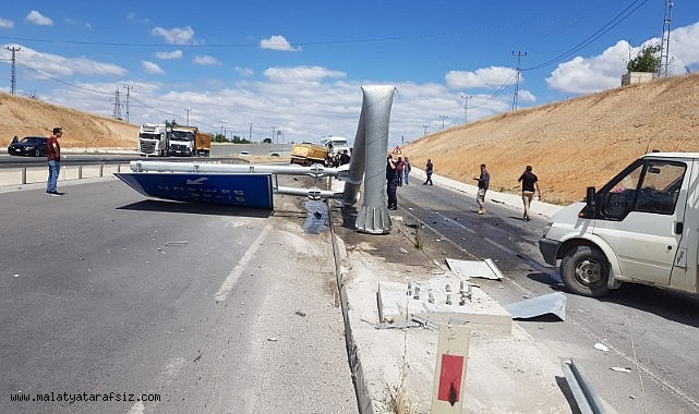 Kontrolden çıkan hafriyat kamyonu yön tabelasına çarptı: 1 yaralı