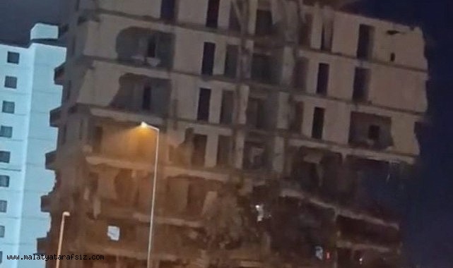 Malatya'da ağır hasarlı 7 katlı bina saniyeler içerisinde yerle bir oldu