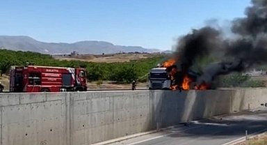 Malatya'da bariyerlere çarpan tır alev aldı