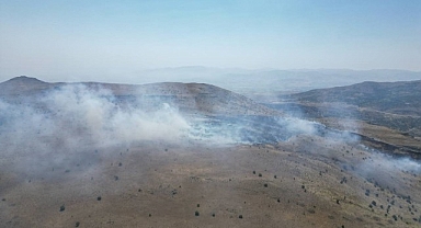 Malatya'da dağlık alanda çıkan yangın havadan görüntülendi