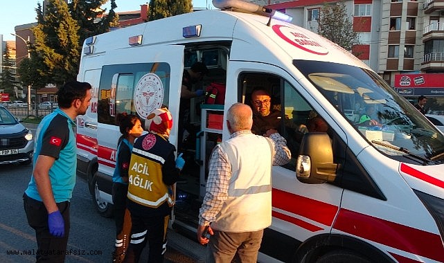 Malatya'da kontrolden çıkan araç refüje çarptı: 3 yaralı